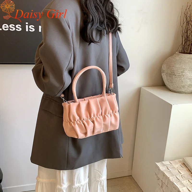 Fashionable Niche Design Pleated Bag Versatile One-Shoulder Crossbody bag Girl Small Square Bags cloud handbag Carrybag
Fashionable Niche Design Pleated Bag Versatile One-Shoulder Crossbody bag Girl Small Square Bags cloud handbag Carrybag