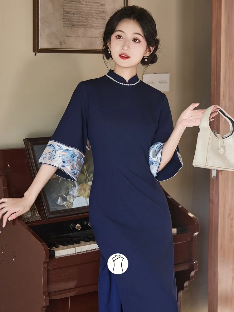Ретро-платье-ципао средней длины в стиле республики Китай, синее, для молодых женщин, в художественном стиле, для весеннего образа.
Ретро-платье-ципао средней длины в стиле республики Китай, синее, для молодых женщин, в художественном стиле, для весеннего образа.