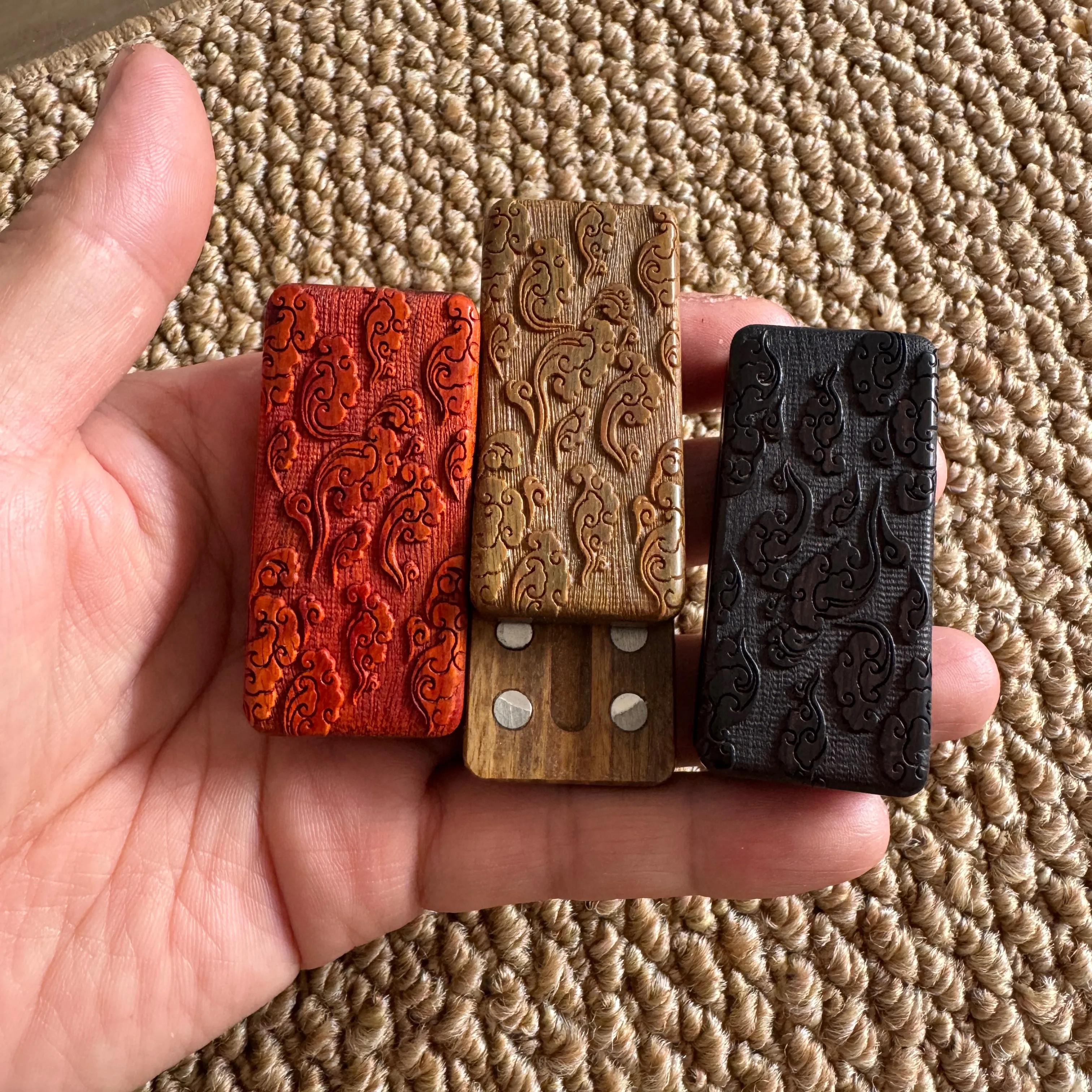 Wooden EDC Push Card Auspicious Cloud Carving Crisp Ding Sound Hand Play Ornament Portable Black Tech Fingertip Stress
Wooden EDC Push Card Auspicious Cloud Carving Crisp Ding Sound Hand Play Ornament Portable Black Tech Fingertip Stress