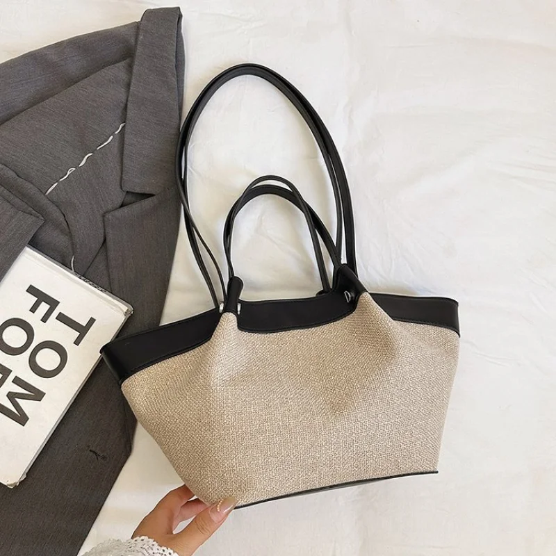 Women's Tote Bag With Classic Designer Paris Inspired Style And Premium Leather Showing Fashionable Elegant Look
Women's Tote Bag With Classic Designer Paris Inspired Style And Premium Leather Showing Fashionable Elegant Look