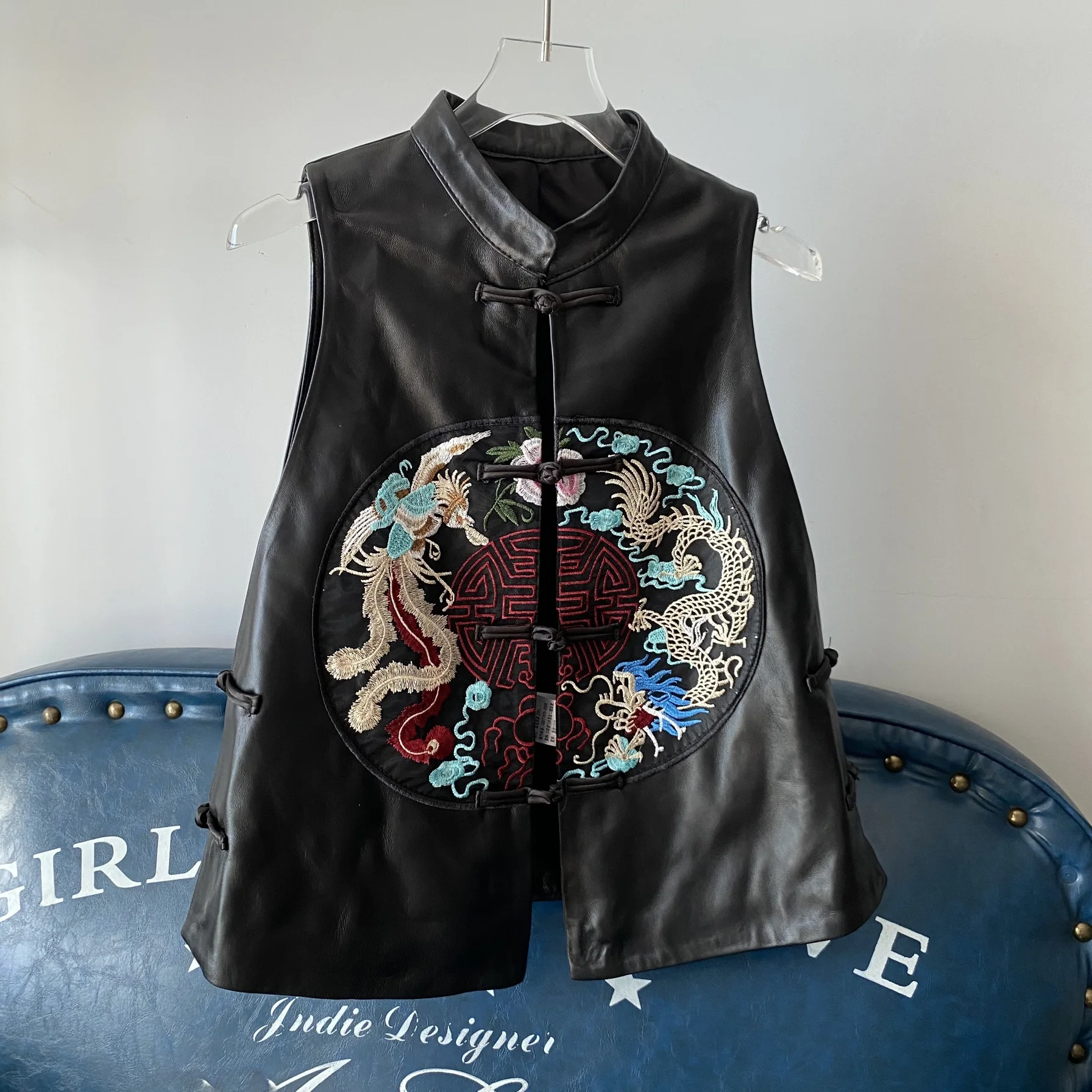 Новый женский жилет с вышивкой в китайском стиле, воротник-стойка, пуговица спереди, лоскутный топ, модная уличная одежда
Новый женский жилет с вышивкой в китайском стиле, воротник-стойка, пуговица спереди, лоскутный топ, модная уличная одежда