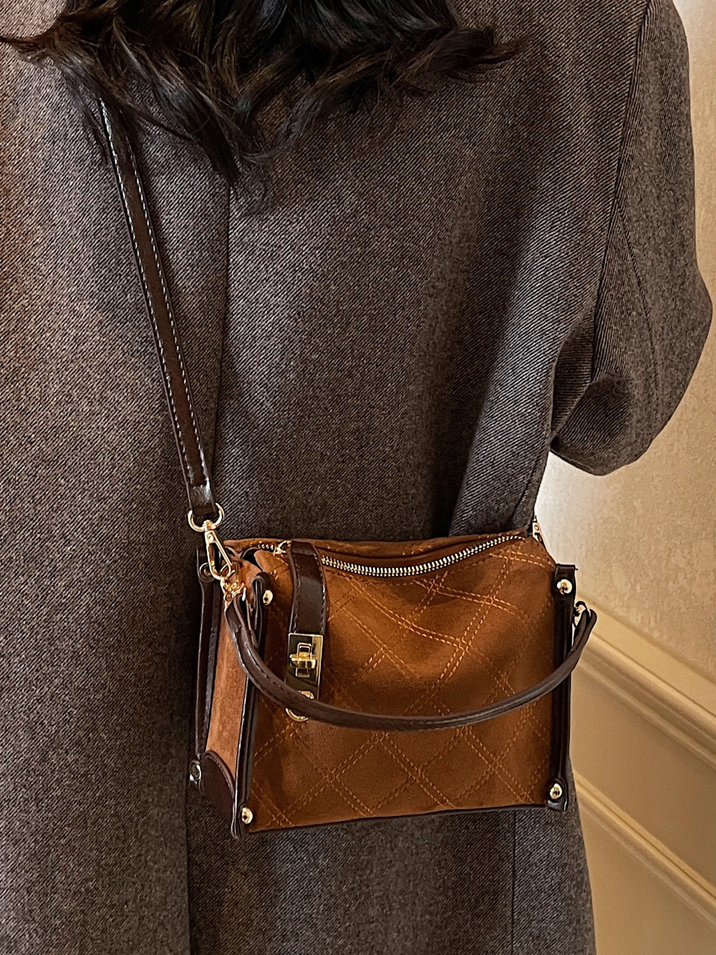 Retro Autumn/Winter Shoulder Crossbody Bags New Women's Square Box Bags Luxury Design Handbags and Purse Ladies Pillow Bags
Retro Autumn/Winter Shoulder Crossbody Bags New Women's Square Box Bags Luxury Design Handbags and Purse Ladies Pillow Bags