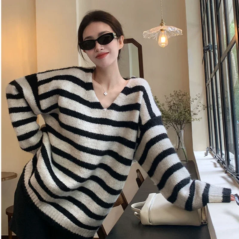 2024 Oversize Black/White Striped V-neck Knitted Sweater Autumn/Winter New French Loose Casual Slim Fit Trendy Sweater for Women
2024 Oversize Black/White Striped V-neck Knitted Sweater Autumn/Winter New French Loose Casual Slim Fit Trendy Sweater for Women