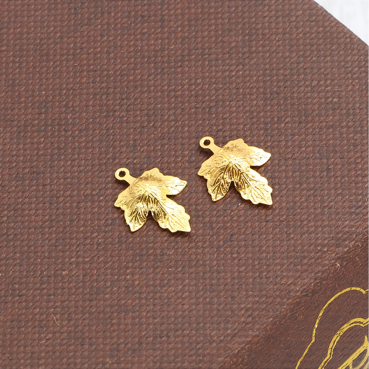 6pcs Golden Leaf Pendant Copper DIY Charm Jewelry Making Accessories Fashion Metal Charms for Necklace Bracelet Keychain
6pcs Golden Leaf Pendant Copper DIY Charm Jewelry Making Accessories Fashion Metal Charms for Necklace Bracelet Keychain