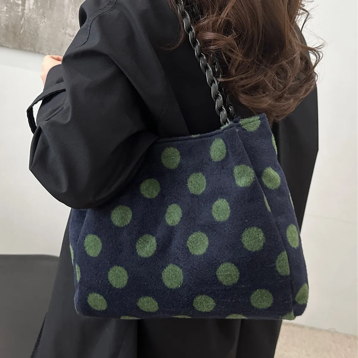 New Winter Women's Woolen Polka Dot Tote Bag, Large Capacity Thick Chain Shoulder Handbag, Retro Casual Commuter Shopping Bag
New Winter Women's Woolen Polka Dot Tote Bag, Large Capacity Thick Chain Shoulder Handbag, Retro Casual Commuter Shopping Bag