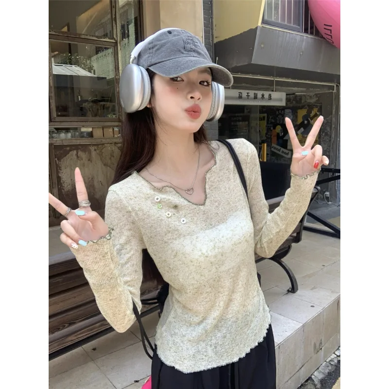 Korean Design V-neck Slightly Transparent Sunscreen T-shirt for Women's 2026 Summer New Fashion Niche Button Thin Slim Shirt Top
Korean Design V-neck Slightly Transparent Sunscreen T-shirt for Women's 2026 Summer New Fashion Niche Button Thin Slim Shirt Top