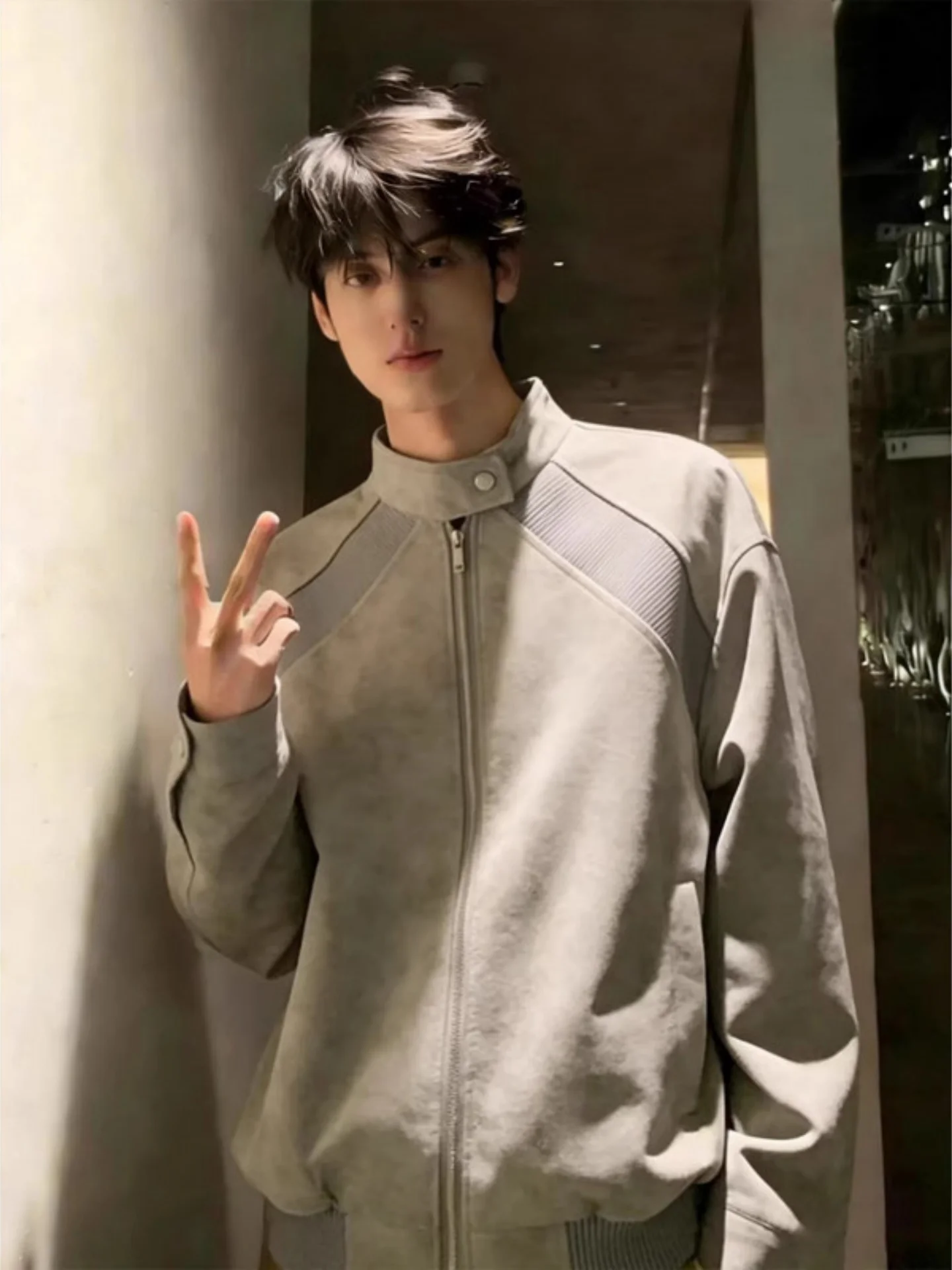 Мужская куртка-жилет из деконструированной искусственной кожи в американском стиле, с воротником-стойкой, свободного кроя, на молнии, новинка весны
Мужская куртка-жилет из деконструированной искусственной кожи в американском стиле, с воротником-стойкой, свободного кроя, на молнии, новинка весны