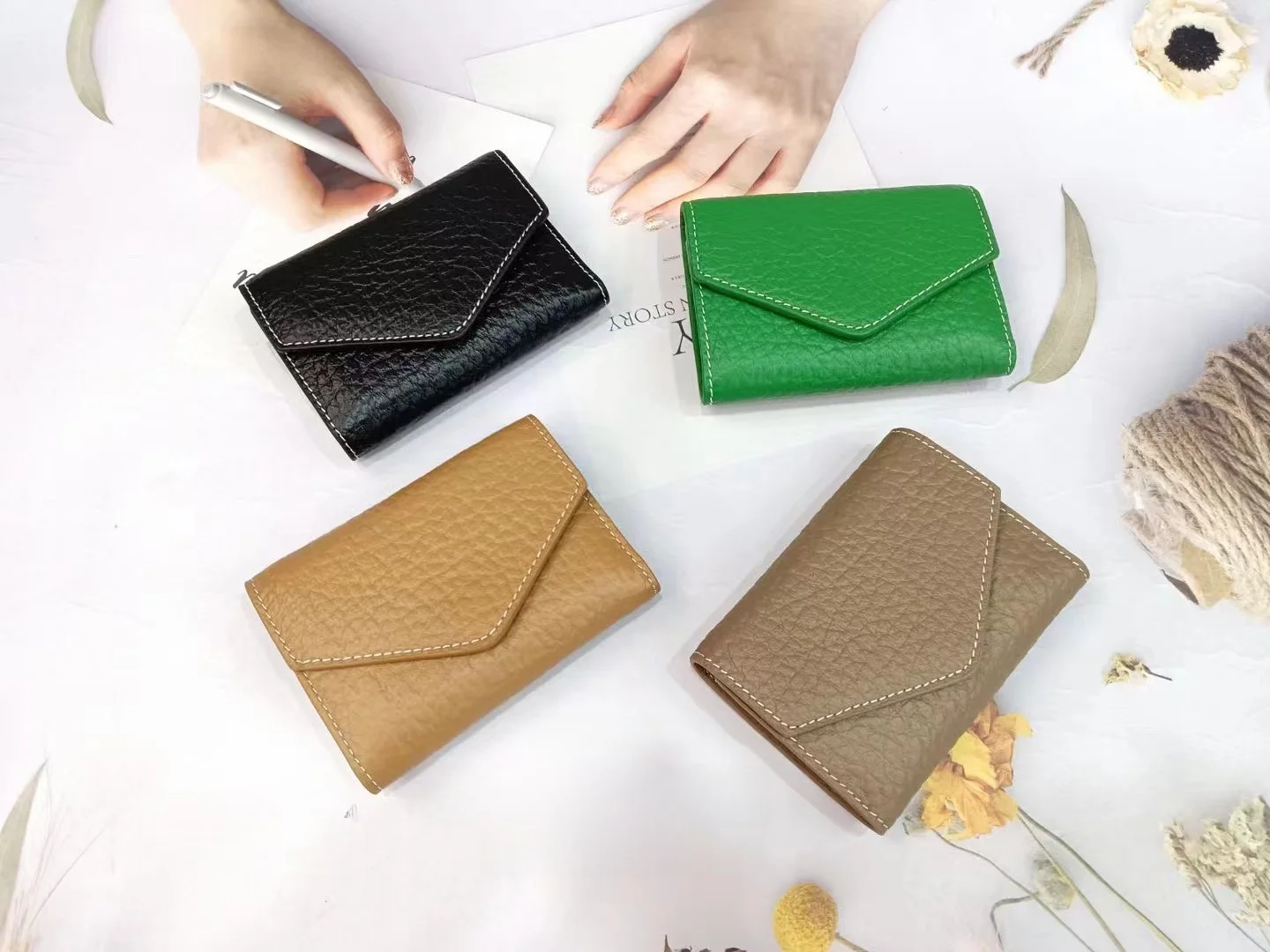 Кошелек Cact из натуральной кожи для женщин, универсальный ультратонкий кошелек-зажим для денег, двойной кошелек, новинка 2024 года, Sle Briti Sle Canvas
Кошелек Cact из натуральной кожи для женщин, универсальный ультратонкий кошелек-зажим для денег, двойной кошелек, новинка 2024 года, Sle Briti Sle Canvas