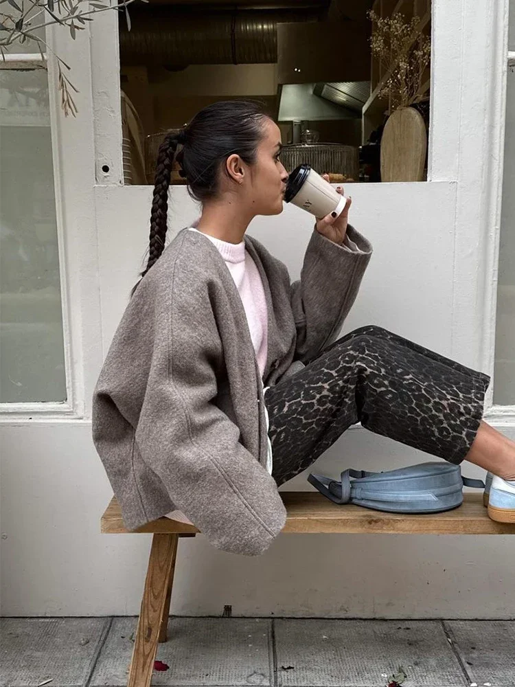 Grey Single Breasted Cotton Short Coat Women Elegant Long Sleeve V Neck Pocket Loose Jackets Fashion High Street Outerwear 2025
Grey Single Breasted Cotton Short Coat Women Elegant Long Sleeve V Neck Pocket Loose Jackets Fashion High Street Outerwear 2025