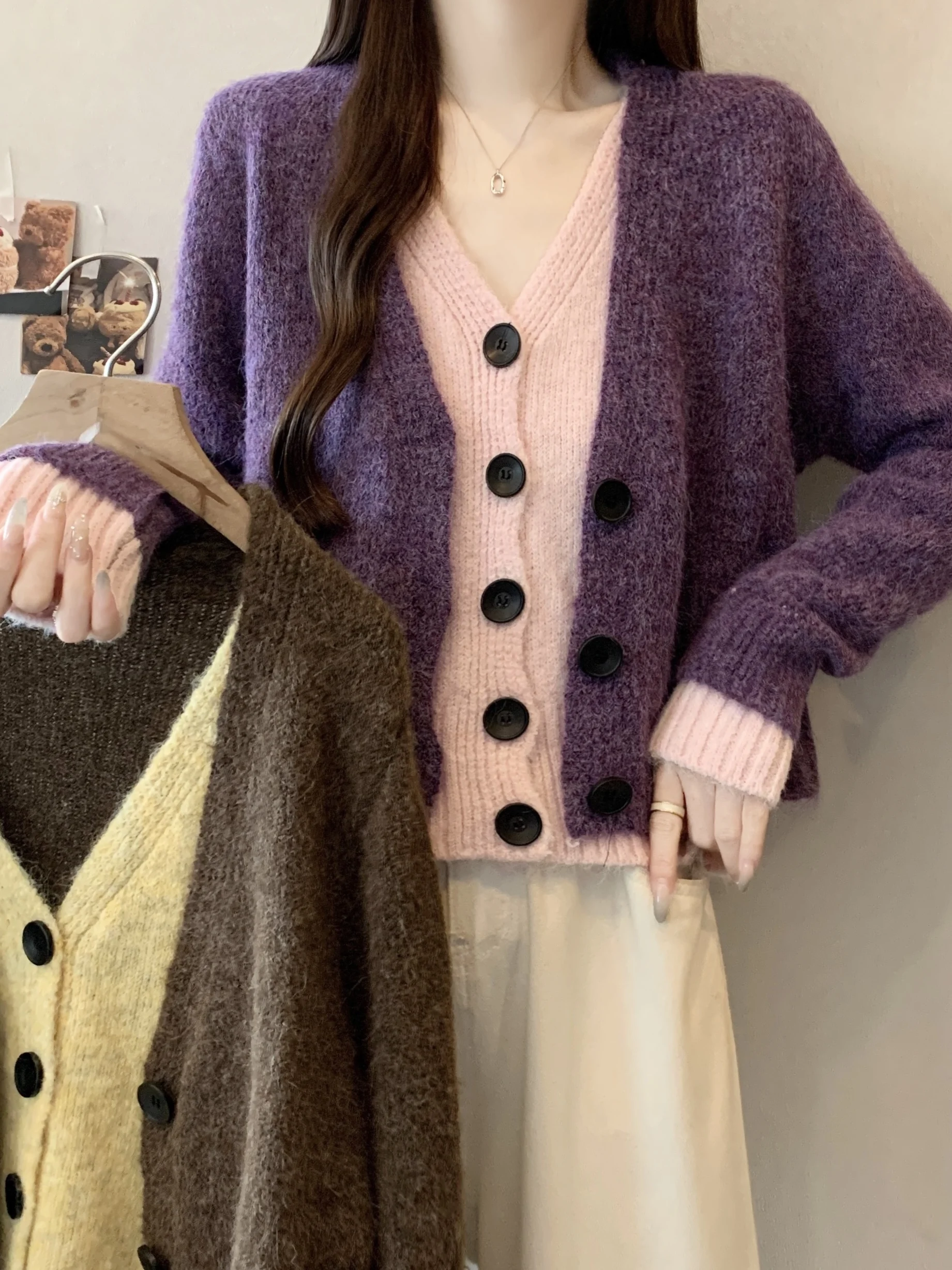Elegant V-Neck Short Knitted Sweater Fake Two-Piece Set Long Sleeve Women's Fashion Autumn Winter Loose Fit Cardigan Style
Elegant V-Neck Short Knitted Sweater Fake Two-Piece Set Long Sleeve Women's Fashion Autumn Winter Loose Fit Cardigan Style