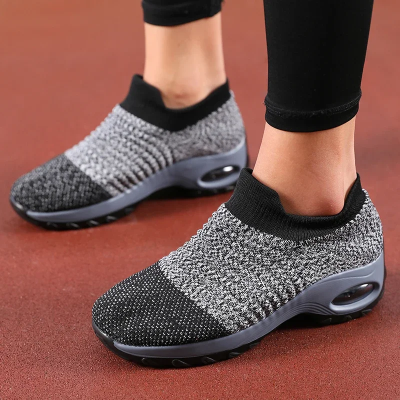 Ultra Light Sports Shoes Suitable for Women Travel Slow Jogging Fashionable Black Sports Style Running Training Shoes Flat Shoes
Ultra Light Sports Shoes Suitable for Women Travel Slow Jogging Fashionable Black Sports Style Running Training Shoes Flat Shoes