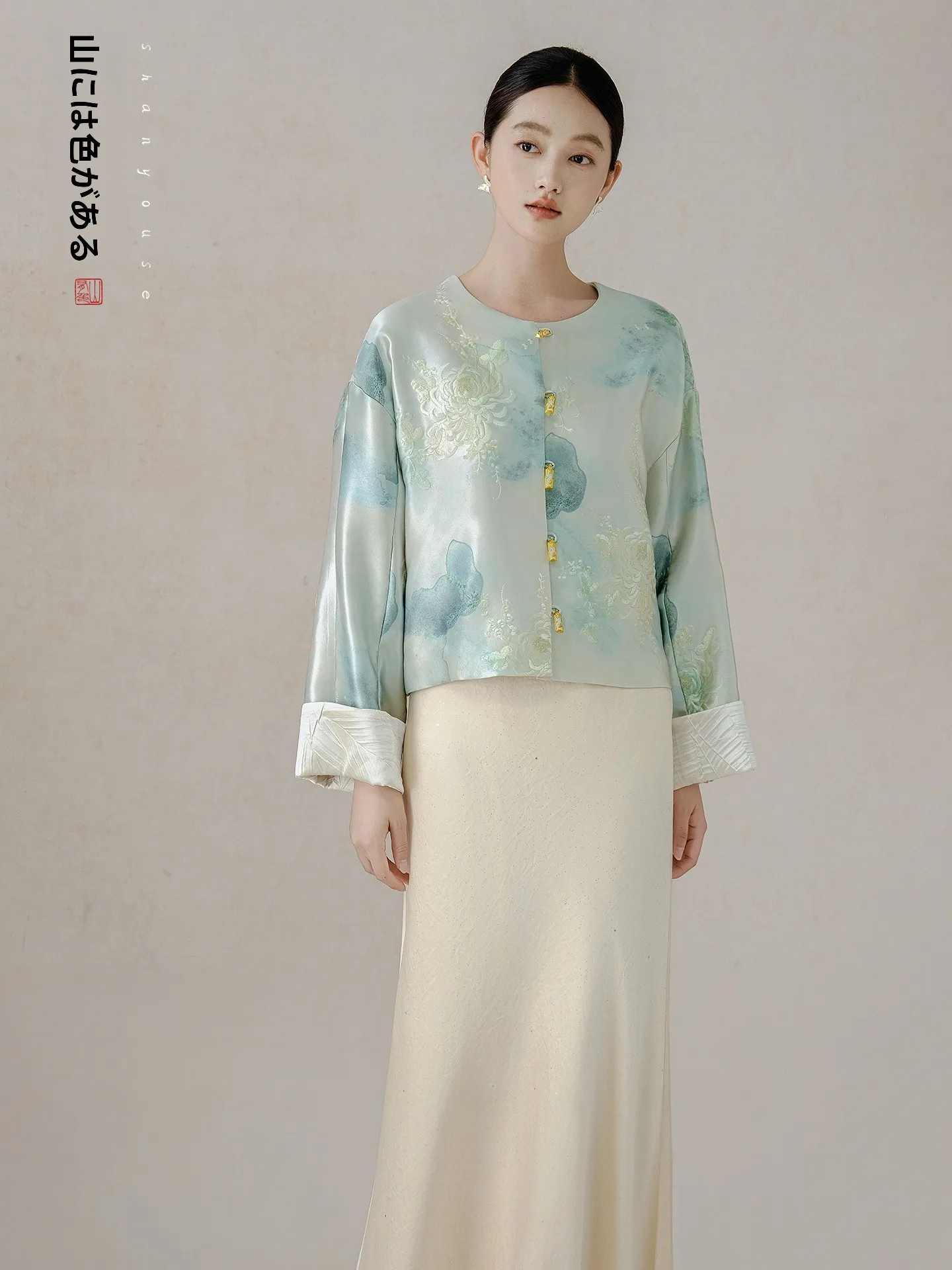 Новая женская куртка в китайском стиле 2025 года, свободного кроя, с круглым вырезом, длинными рукавами, традиционный костюм.
Новая женская куртка в китайском стиле 2025 года, свободного кроя, с круглым вырезом, длинными рукавами, традиционный костюм.