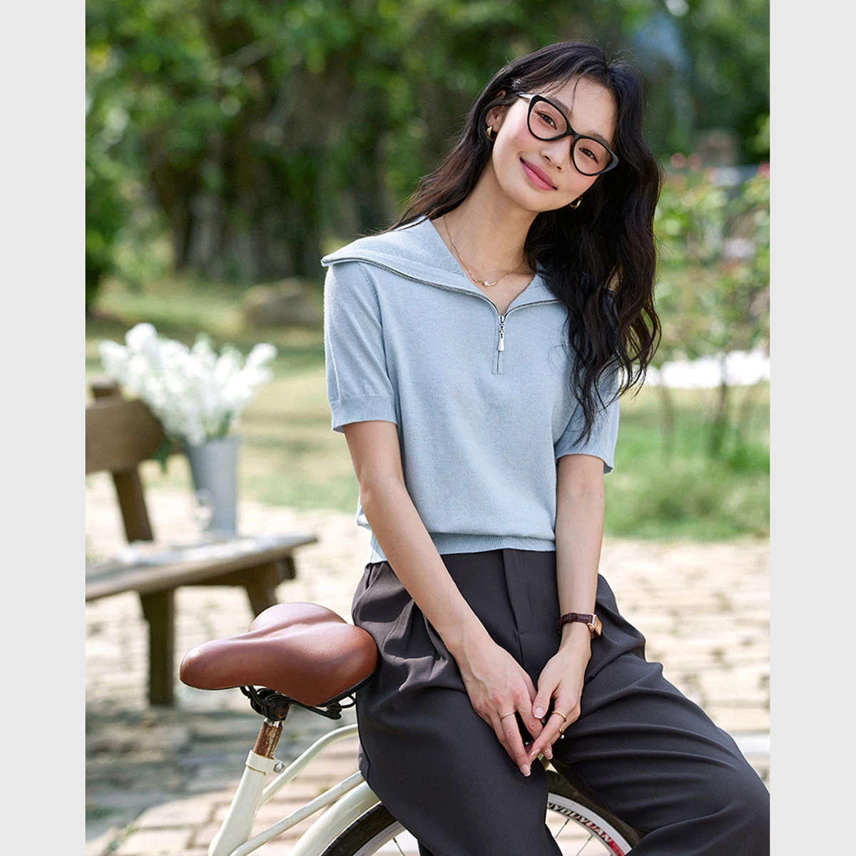 VIMLY Women's Casual Short Sleeve T-Shirt 2025 Summer Simple Elegant Lapel Solid V-Neck Pullover Top Female Office Versatile Tee
VIMLY Women's Casual Short Sleeve T-Shirt 2025 Summer Simple Elegant Lapel Solid V-Neck Pullover Top Female Office Versatile Tee