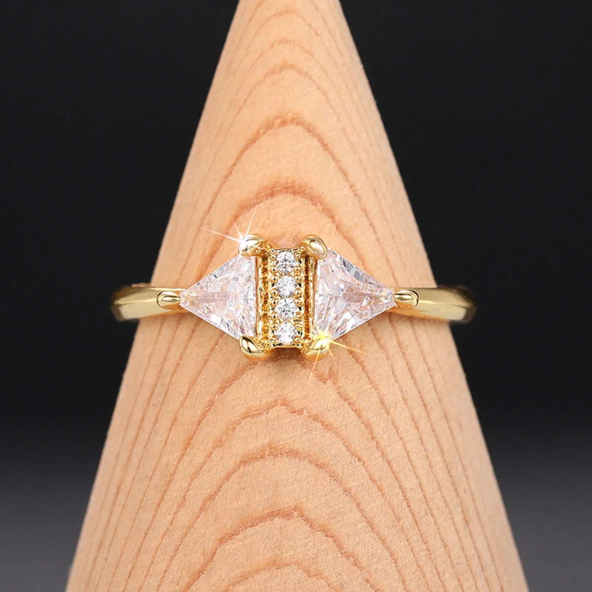 1 piece 925 elegant lady's ring, designed with synthetic zirconia stones. The design is simple and elegant.
1 piece 925 elegant lady's ring, designed with synthetic zirconia stones. The design is simple and elegant.