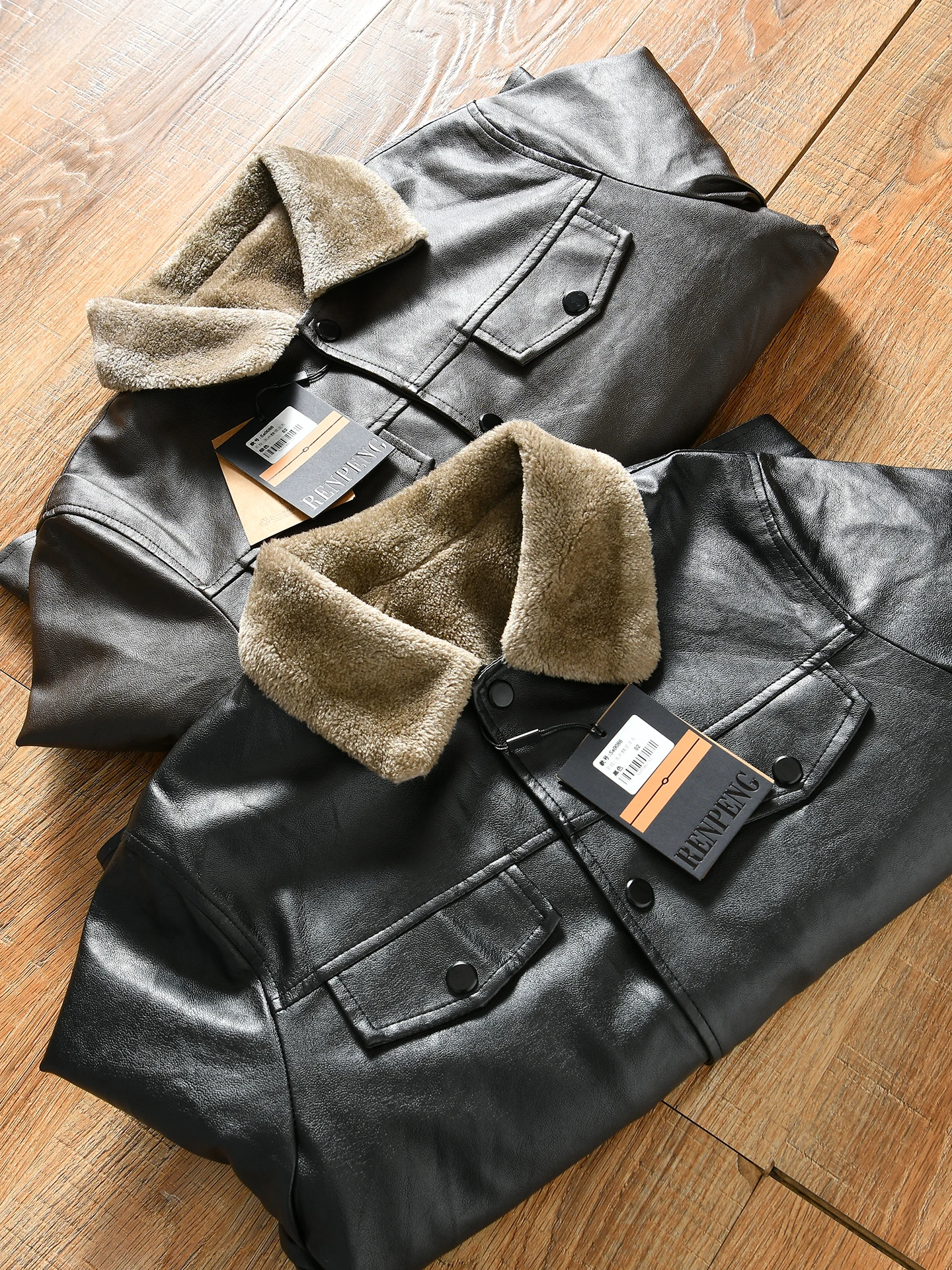 Retro American Fleece Lined Warm Men's Casual Lapel Motorcycle Leather Jacket Coat Youth Standard Fit Long Sleeve Zipper Closure
Retro American Fleece Lined Warm Men's Casual Lapel Motorcycle Leather Jacket Coat Youth Standard Fit Long Sleeve Zipper Closure