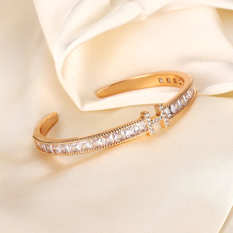 Versatile Elegant Letter H Bangle - Western Exquisite Full-Diamond, High-End Fashion Niche Hand Jewelry
Versatile Elegant Letter H Bangle - Western Exquisite Full-Diamond, High-End Fashion Niche Hand Jewelry