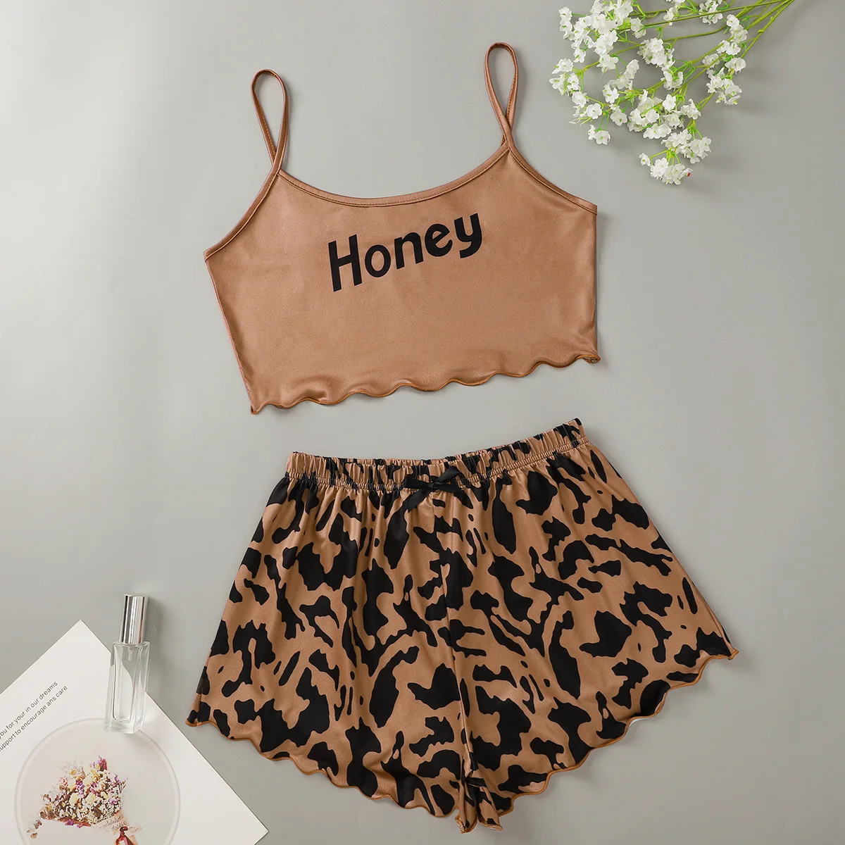 Simple Casual Leopard Print Short Sleeve Honey Print Top Women's Home Clothes Sleepwear Shorts Summer Thin Milk Silk round Neck
Simple Casual Leopard Print Short Sleeve Honey Print Top Women's Home Clothes Sleepwear Shorts Summer Thin Milk Silk round Neck