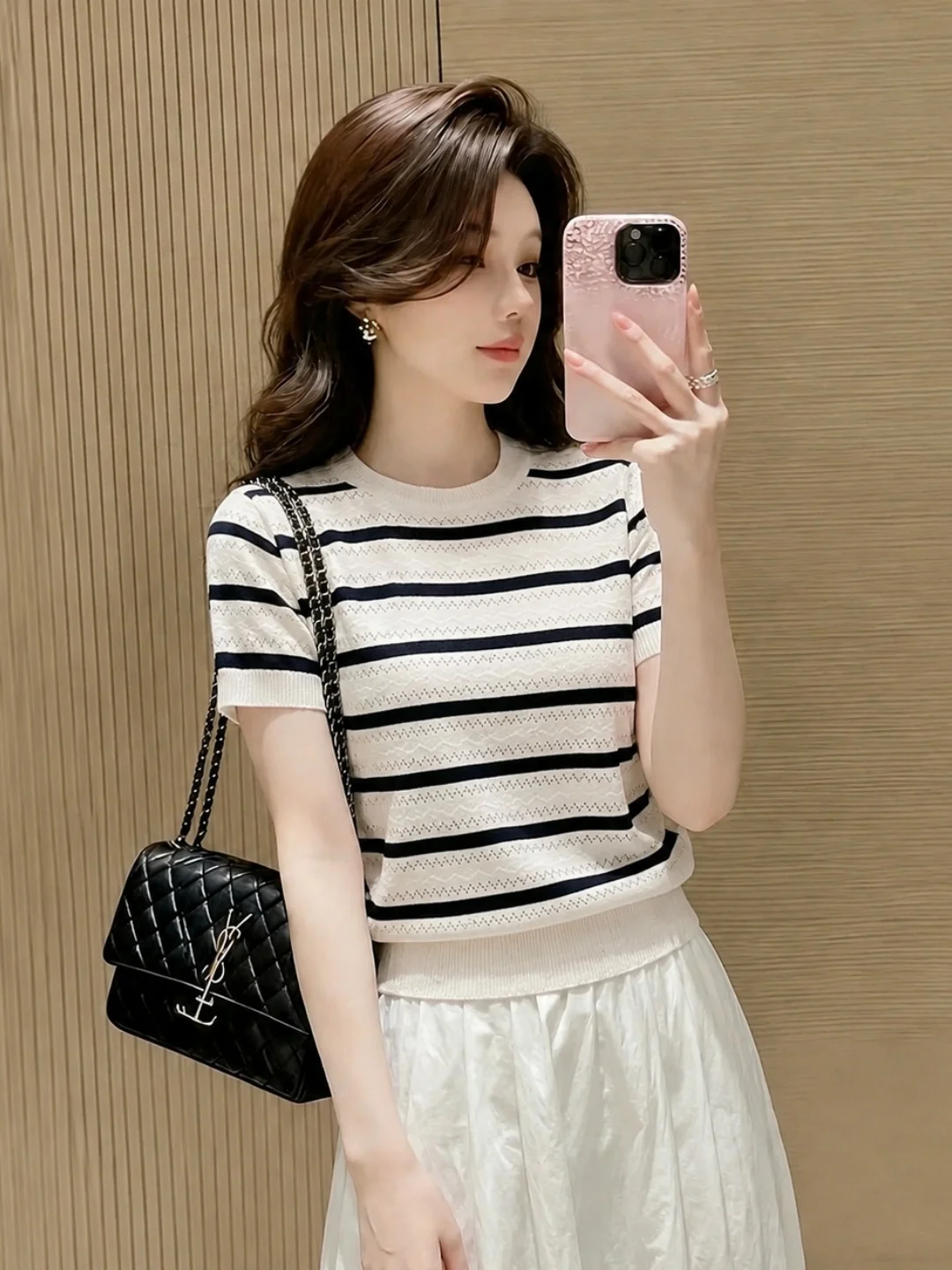 Elegant Stripe Ice Silk Knitted Top Short Sleeve Base Layer Korean Style Soft Bottoming Shirt Summer 2026 Fashion Trend
Elegant Stripe Ice Silk Knitted Top Short Sleeve Base Layer Korean Style Soft Bottoming Shirt Summer 2026 Fashion Trend