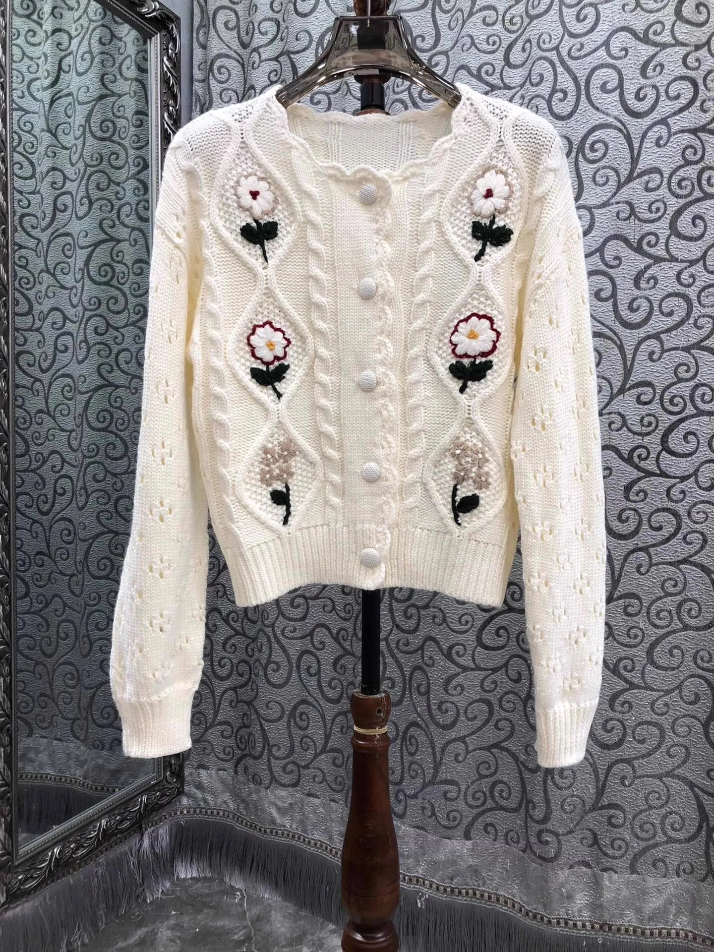 Top Quality New Wool Knitted Sweater 2025 Autumn Winter Style Lady Luxurious Floral Embroidery Long Sleeve Casual White Cardigan
Top Quality New Wool Knitted Sweater 2025 Autumn Winter Style Lady Luxurious Floral Embroidery Long Sleeve Casual White Cardigan