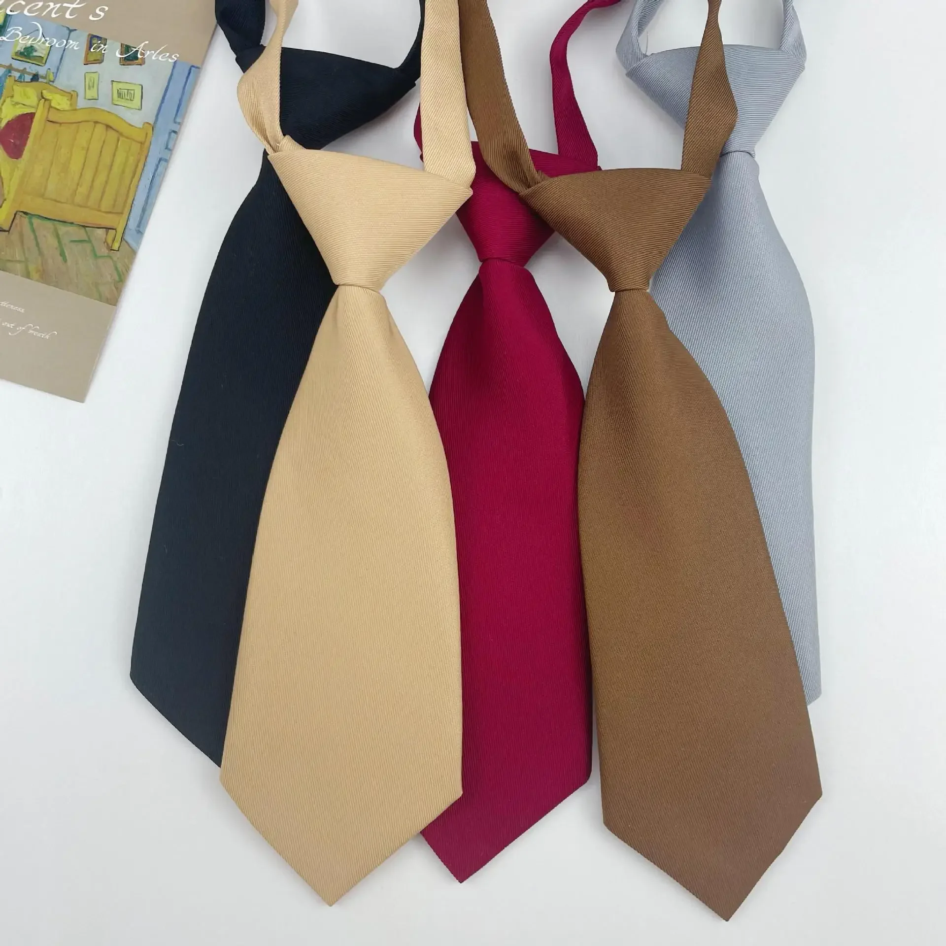 Ultra short homemade small tie, cute lazy girl, college style, solid color, no need to wear retro brown, black, gray, wine red
Ultra short homemade small tie, cute lazy girl, college style, solid color, no need to wear retro brown, black, gray, wine red