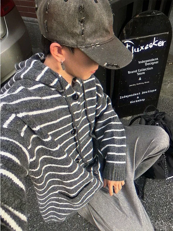 Ретро американский полосатый вязаный открытый кардиган с капюшоном, мужской свободный универсальный свитер Lazy Sle, модный осенне-зимний новый ...
Ретро американский полосатый вязаный открытый кардиган с капюшоном, мужской свободный универсальный свитер Lazy Sle, модный осенне-зимний новый ...