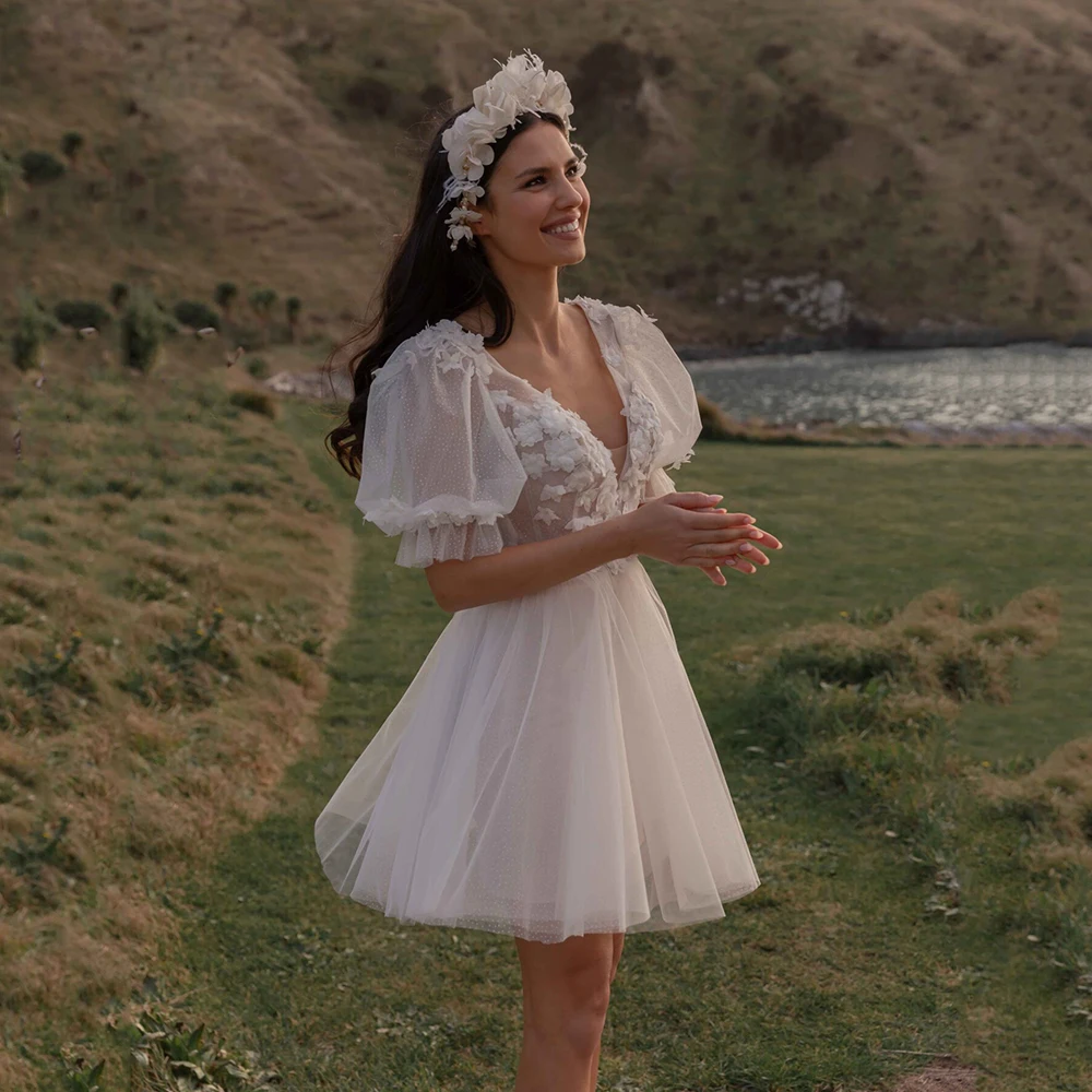 Short Wedding Dresses V-Neck Puff Sleeves 3D Flowers Mini Bride Dresses Sexy Backless Evenig Wedding Gown Customized
Short Wedding Dresses V-Neck Puff Sleeves 3D Flowers Mini Bride Dresses Sexy Backless Evenig Wedding Gown Customized