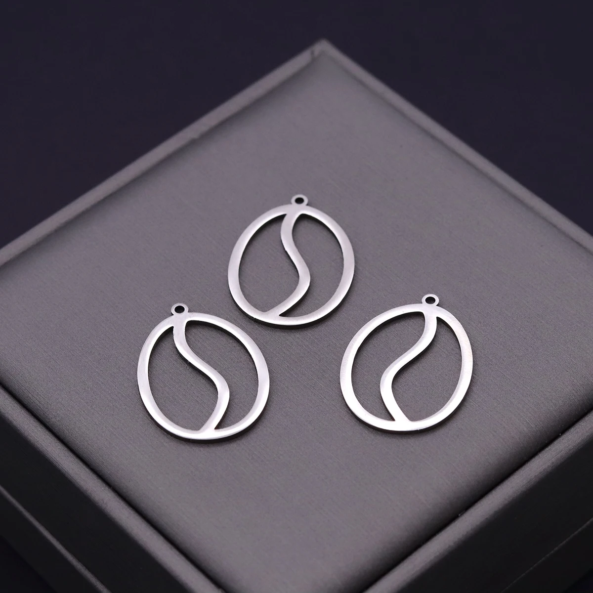 3pcs Stainless Steel Hollow Oval Round Charms Geometric Lines Pendant for DIY Jewelry Making Necklace Earrings Craft Supplies
3pcs Stainless Steel Hollow Oval Round Charms Geometric Lines Pendant for DIY Jewelry Making Necklace Earrings Craft Supplies