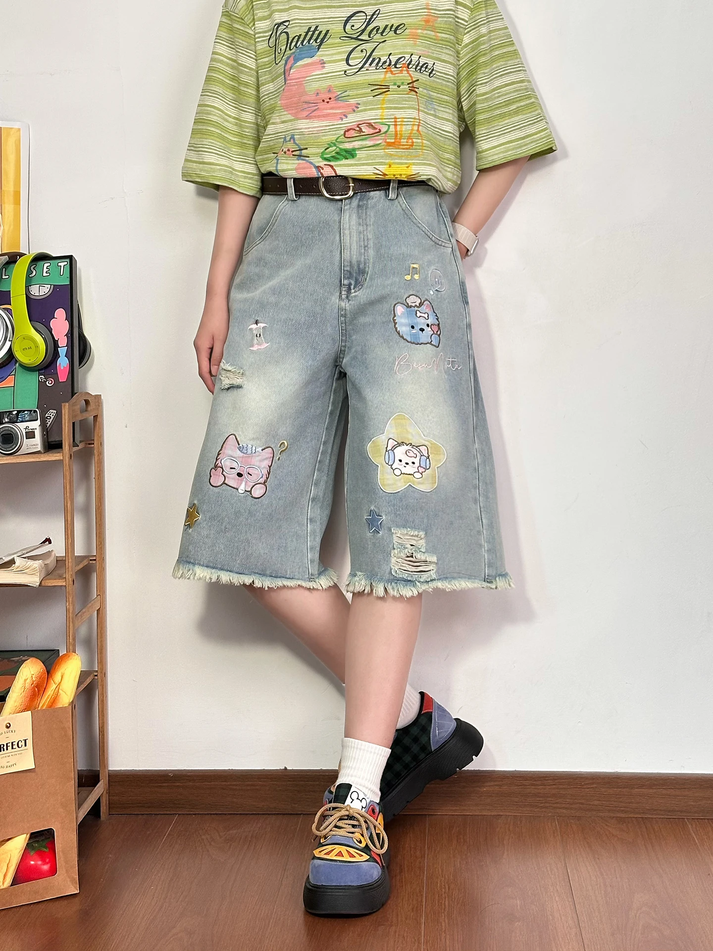 SOLDOUT Original Star Patchwork Embroidery Seven-Foot Denim Shorts Women's Slimming Wide Leg Pants Casual Summer Jeans
SOLDOUT Original Star Patchwork Embroidery Seven-Foot Denim Shorts Women's Slimming Wide Leg Pants Casual Summer Jeans