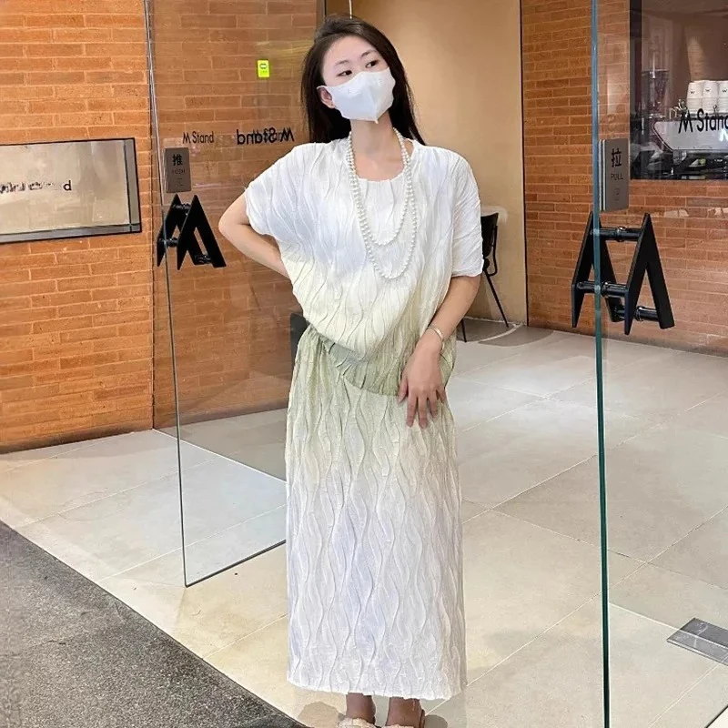 Gradient Colour Women's Suit Round Neck Short Sleeve Top + High Waist Half-body Skirt Two-piece Set Miyake 2025 Summer New
Gradient Colour Women's Suit Round Neck Short Sleeve Top + High Waist Half-body Skirt Two-piece Set Miyake 2025 Summer New