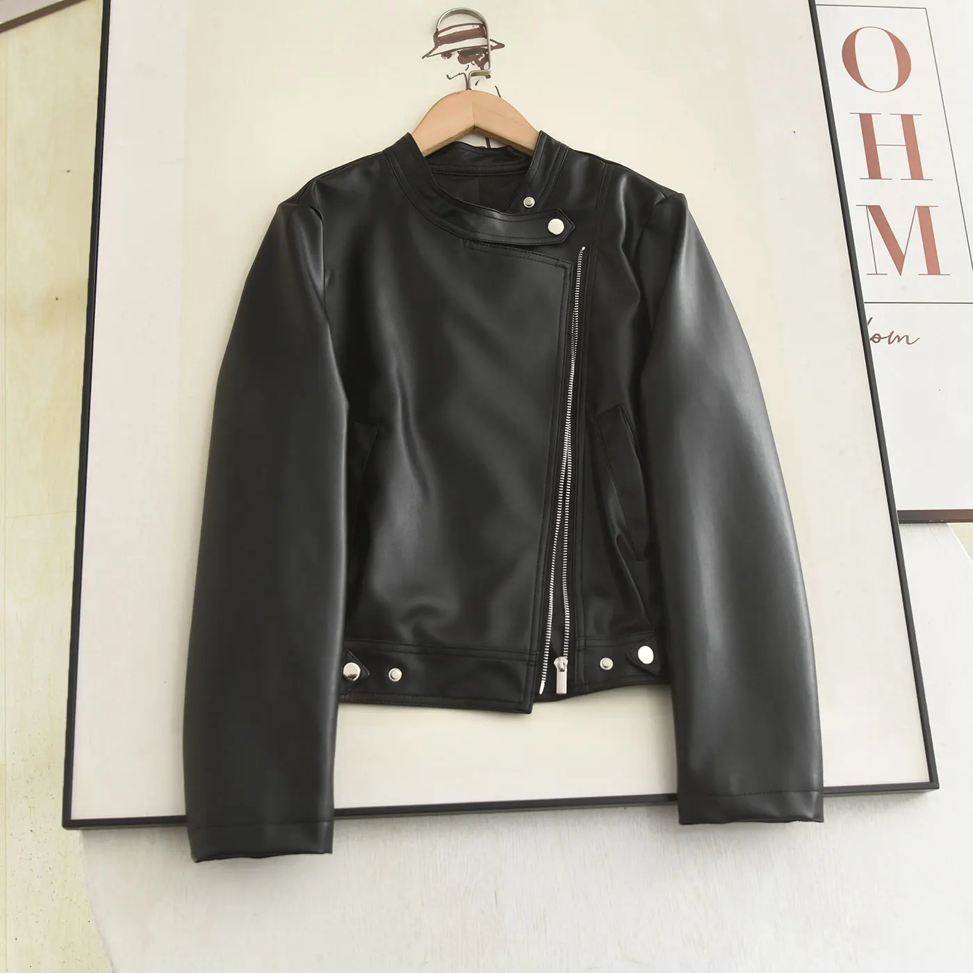 Sweet Cool Style Short Jacket Women's Stand Collar PU Leather Coat Spring 2026 Retro Design Casual Straight Tube Shape
Sweet Cool Style Short Jacket Women's Stand Collar PU Leather Coat Spring 2026 Retro Design Casual Straight Tube Shape
