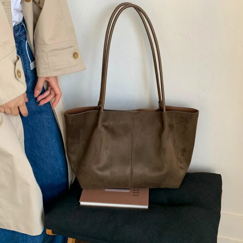 Women's Messenger Bag Made Of Fine Leather Boasting Casual Simple Vintage And Trendy Paris Look
Women's Messenger Bag Made Of Fine Leather Boasting Casual Simple Vintage And Trendy Paris Look