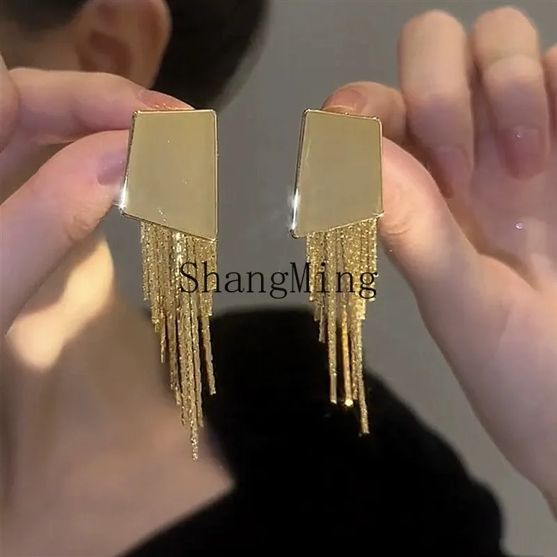 LXY geometric shape gold fringed long earrings women's niche high sense exaggerated
LXY geometric shape gold fringed long earrings women's niche high sense exaggerated