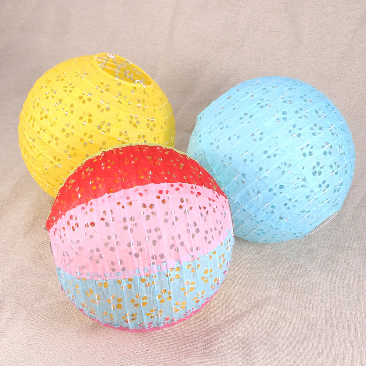 3pcs Creative Illuminated Paper Lanterns Festival Decoration Round Shape Halloween Wedding Party Home Lounge Bar Hollow Lighted
3pcs Creative Illuminated Paper Lanterns Festival Decoration Round Shape Halloween Wedding Party Home Lounge Bar Hollow Lighted