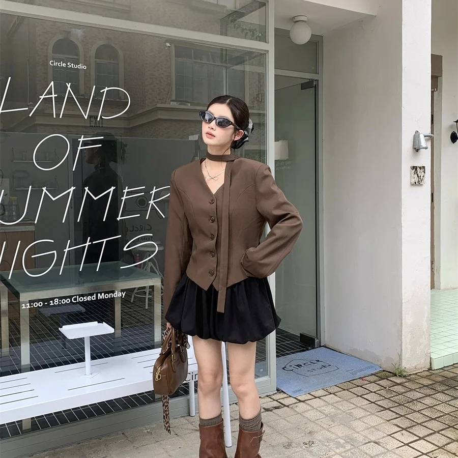 Американский ретро-жакет для женщин: V-образный вырез, на одной пуговице, приталенный, весна 2026, повседневный, универсальный, с длинными рукавами
Американский ретро-жакет для женщин: V-образный вырез, на одной пуговице, приталенный, весна 2026, повседневный, универсальный, с длинными рукавами