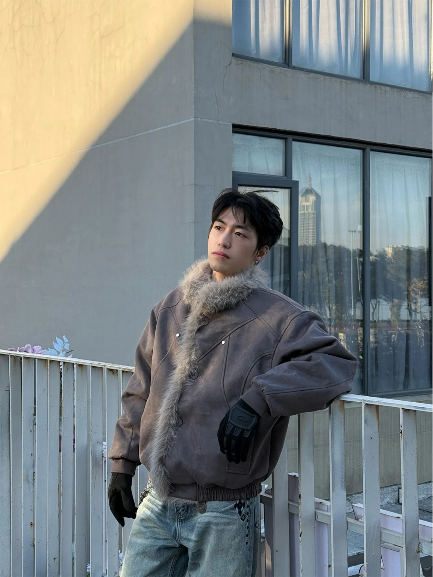 Мужская зимняя куртка из замши и хлопка с меховым воротником, имитирующим кожу и мех, на американском фабричном производстве
Мужская зимняя куртка из замши и хлопка с меховым воротником, имитирующим кожу и мех, на американском фабричном производстве