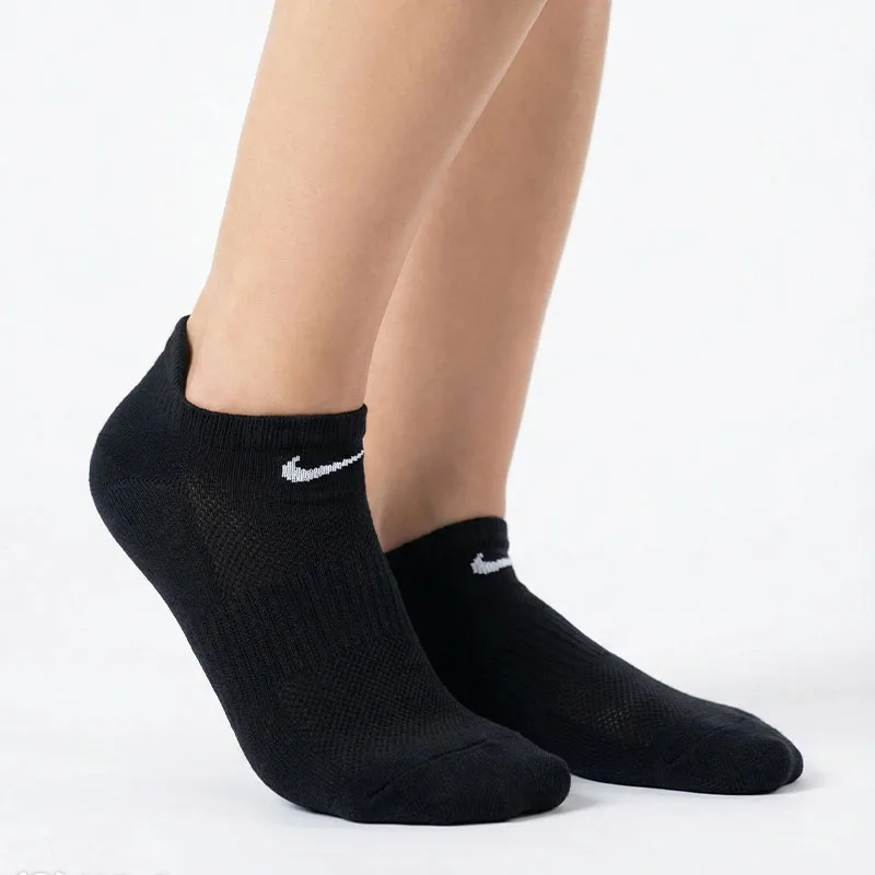 Nike EVERYDAY LTWT NS 3-Pack дышащие удобные универсальные прочные дышащие спортивные хлопковые носки SX7678-010
Nike EVERYDAY LTWT NS 3-Pack дышащие удобные универсальные прочные дышащие спортивные хлопковые носки SX7678-010
