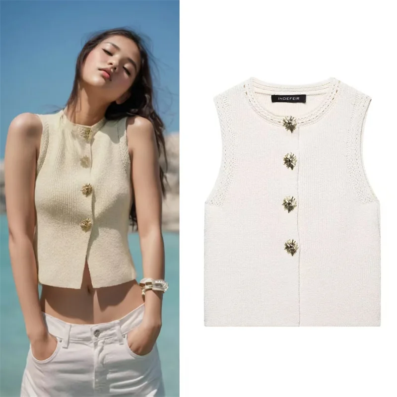 Women's Top 2025 Summer New Arrival White Sleeveless Knitted Cardigan Top with Golden Button Decoration Fashionable
Women's Top 2025 Summer New Arrival White Sleeveless Knitted Cardigan Top with Golden Button Decoration Fashionable
