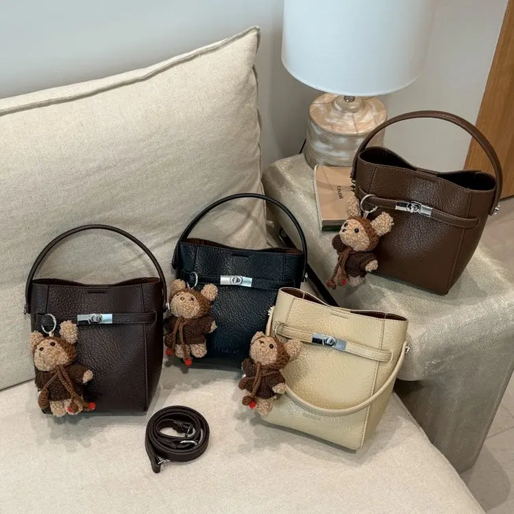 2026 New Exquisite Lychee Pattern Bucket Bag Soft Leather Versatile Handbag Korean Version Lock Single Shoulder Messenger Bag
2026 New Exquisite Lychee Pattern Bucket Bag Soft Leather Versatile Handbag Korean Version Lock Single Shoulder Messenger Bag