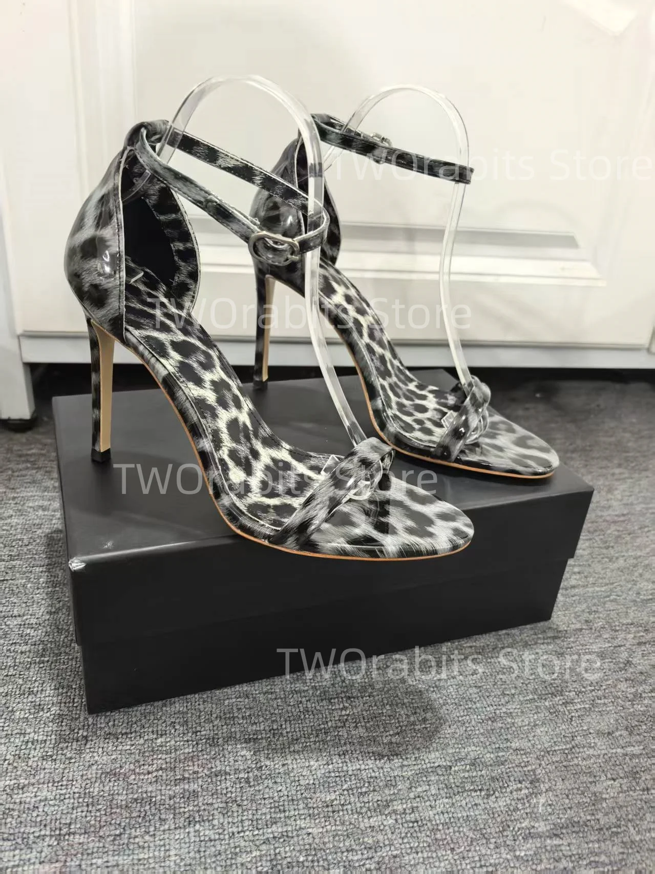 Leopard Print Sandals Sexy Burgundy Heels Buckle Strap Women Shoes Open Toe Tacones Dot Sandalias Designer Zapatos De Mujer
Leopard Print Sandals Sexy Burgundy Heels Buckle Strap Women Shoes Open Toe Tacones Dot Sandalias Designer Zapatos De Mujer