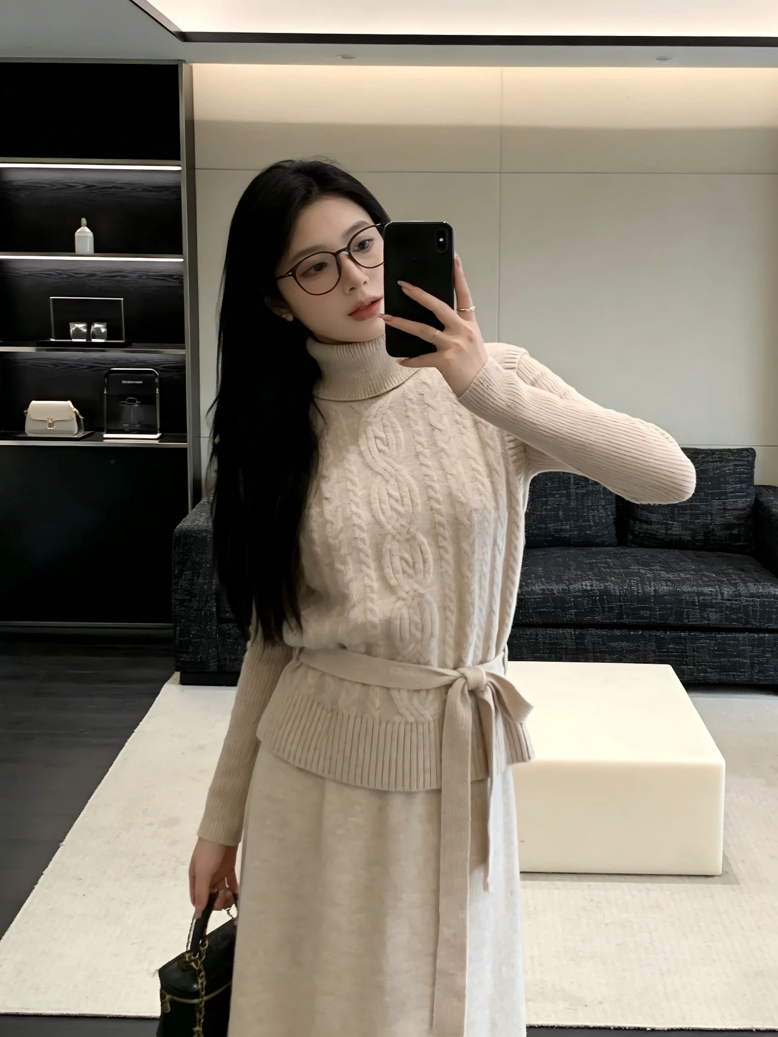 Комплект из 3 предметов: вязаный свитер с высоким воротником и жилет для женщин – повседневный, комфортный, теплый, модный. Весенняя коллекция.
Комплект из 3 предметов: вязаный свитер с высоким воротником и жилет для женщин – повседневный, комфортный, теплый, модный. Весенняя коллекция.