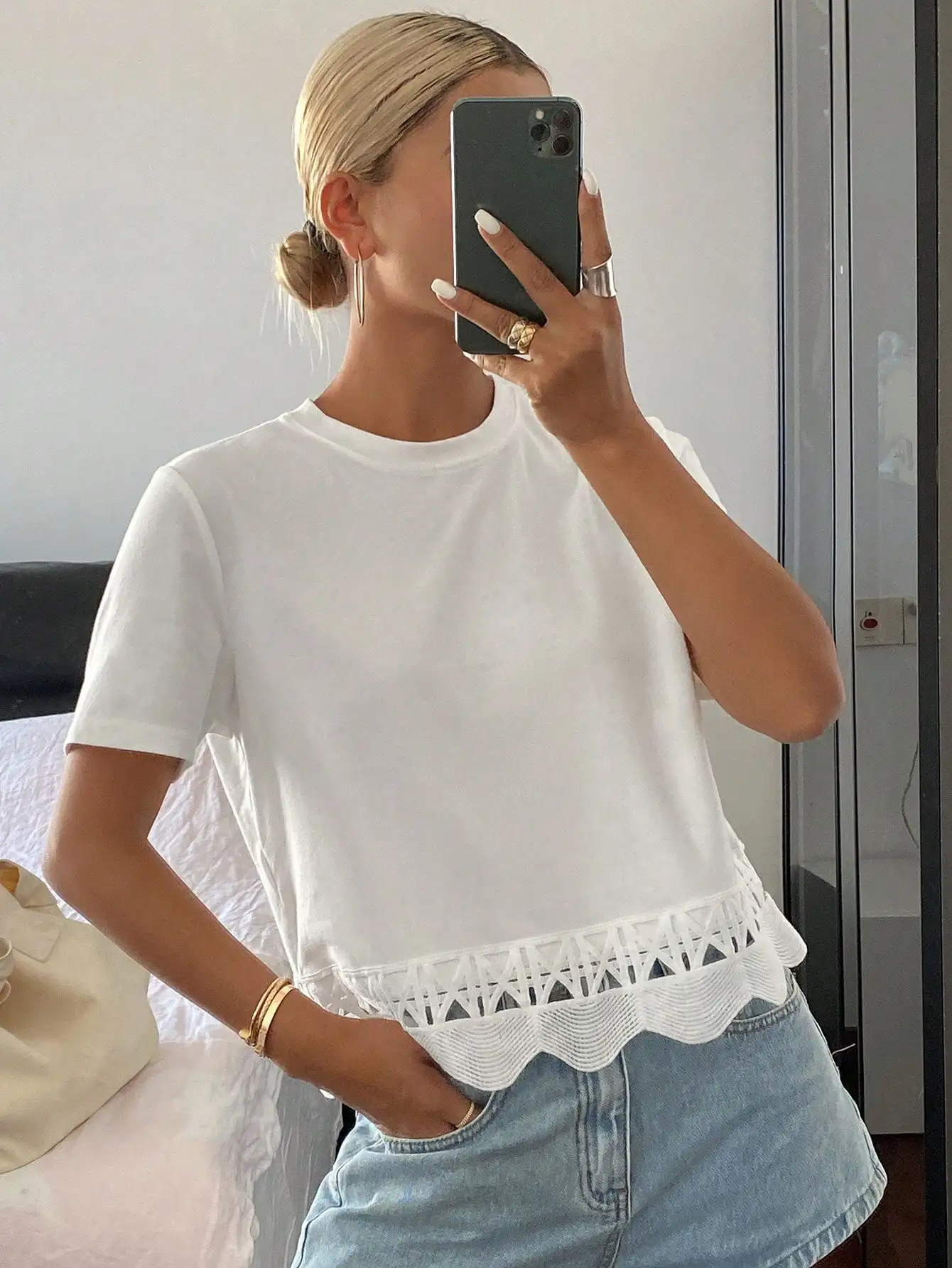 Женская белая футболка с коротким рукавом и кружевной отделкой по низу, повседневный летний топ
Женская белая футболка с коротким рукавом и кружевной отделкой по низу, повседневный летний топ