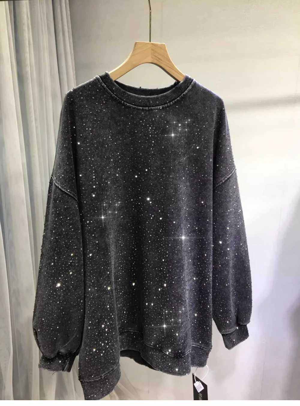 Пуловеры больших размеров, высококачественный свитшот со стразами, женский свободный топ с круглым вырезом, утягивающий черный осенне-зимний топ
Пуловеры больших размеров, высококачественный свитшот со стразами, женский свободный топ с круглым вырезом, утягивающий черный осенне-зимний топ