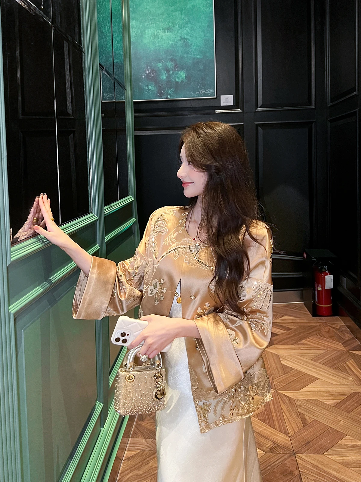 Новая китайская женская куртка из ацетата с кружевными вставками и сложной вышивкой, дизайнерский топ с круглым вырезом и застежкой на пуговицах
Новая китайская женская куртка из ацетата с кружевными вставками и сложной вышивкой, дизайнерский топ с круглым вырезом и застежкой на пуговицах