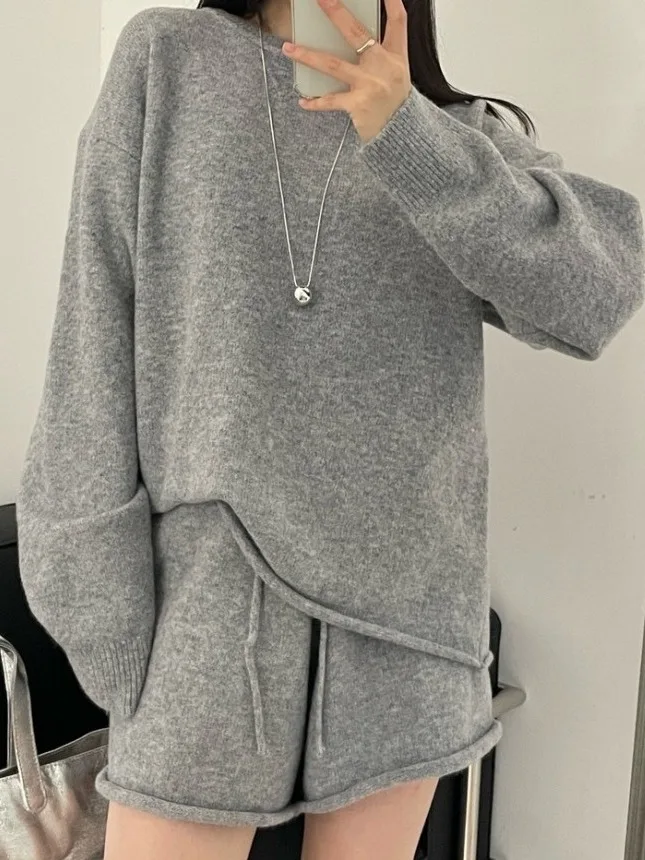 Chic Autumn Winter Knitted Soft Loose Long Sleeve Sweater High Waist Wide Leg Short Pants Set Women's Loose Fit Polyester Fiber
Chic Autumn Winter Knitted Soft Loose Long Sleeve Sweater High Waist Wide Leg Short Pants Set Women's Loose Fit Polyester Fiber