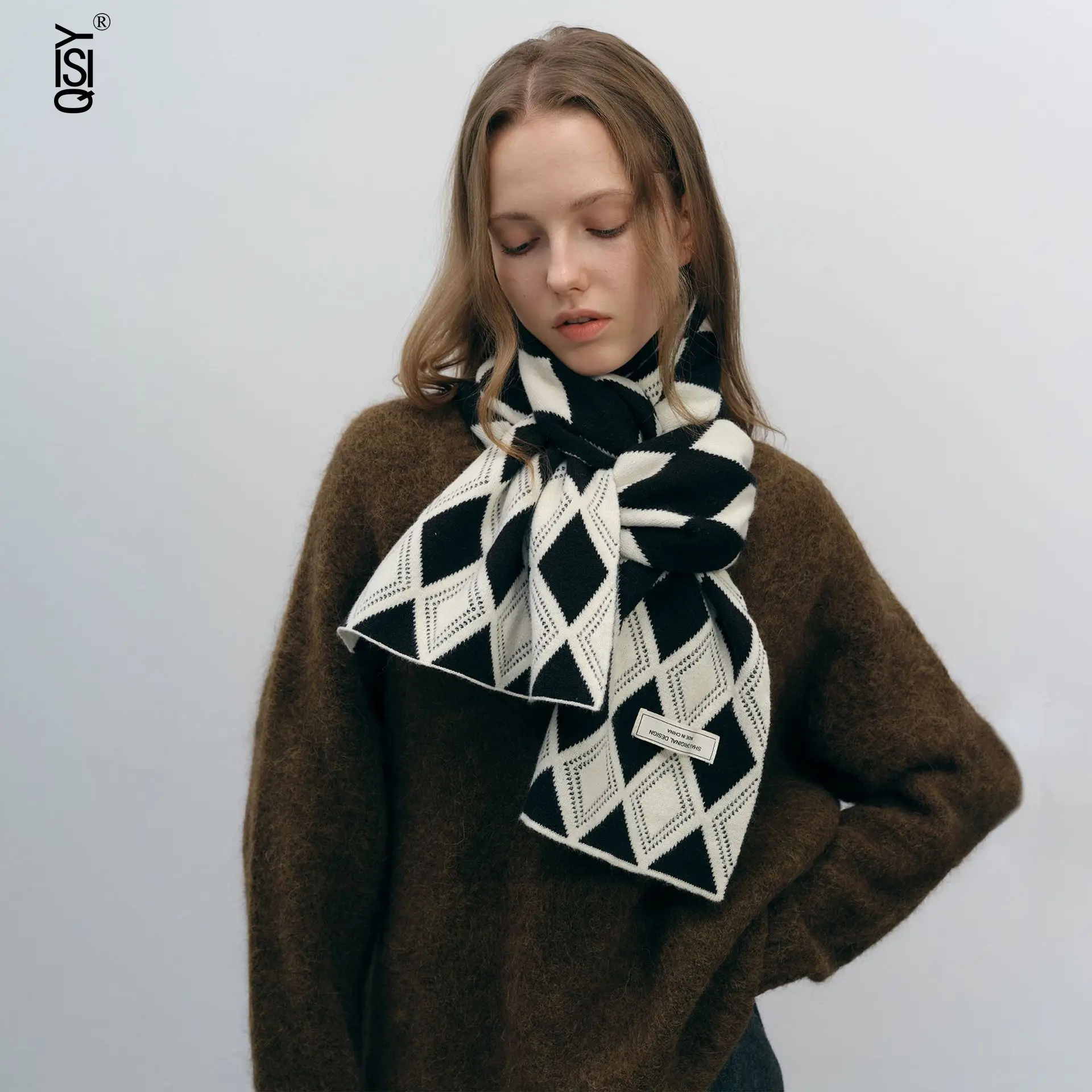 A Versatile, Warm and High-end Women's Winter Scarf in A Two-color Diamond-shaped Knitted Checkered Pattern
A Versatile, Warm and High-end Women's Winter Scarf in A Two-color Diamond-shaped Knitted Checkered Pattern