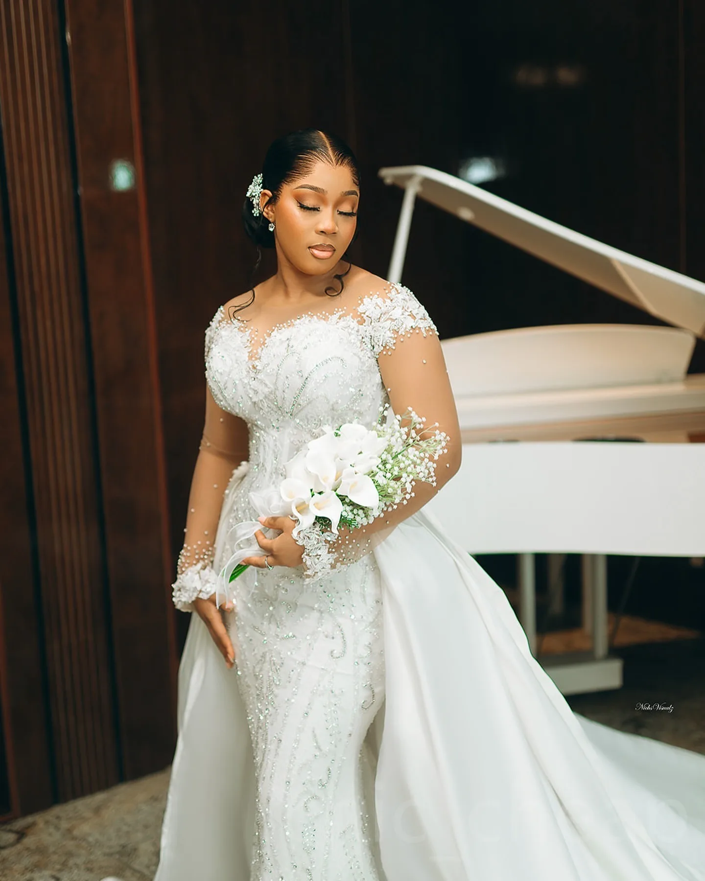 Customized Sheer Neck Shinny Beads Appliques Bridal Gowns with Detachable Train Full Sleeves Garden African Arabic Bride Dress
Customized Sheer Neck Shinny Beads Appliques Bridal Gowns with Detachable Train Full Sleeves Garden African Arabic Bride Dress