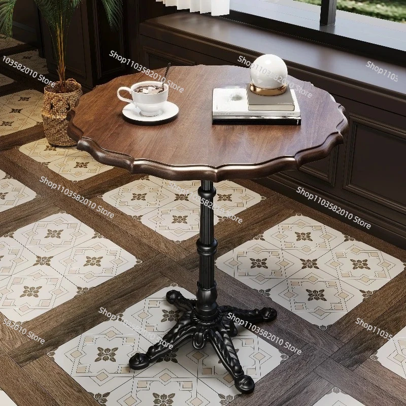 Набор стульев и стола из массива дерева в ретро-стиле для западного кафе или ресторана
Набор стульев и стола из массива дерева в ретро-стиле для западного кафе или ресторана