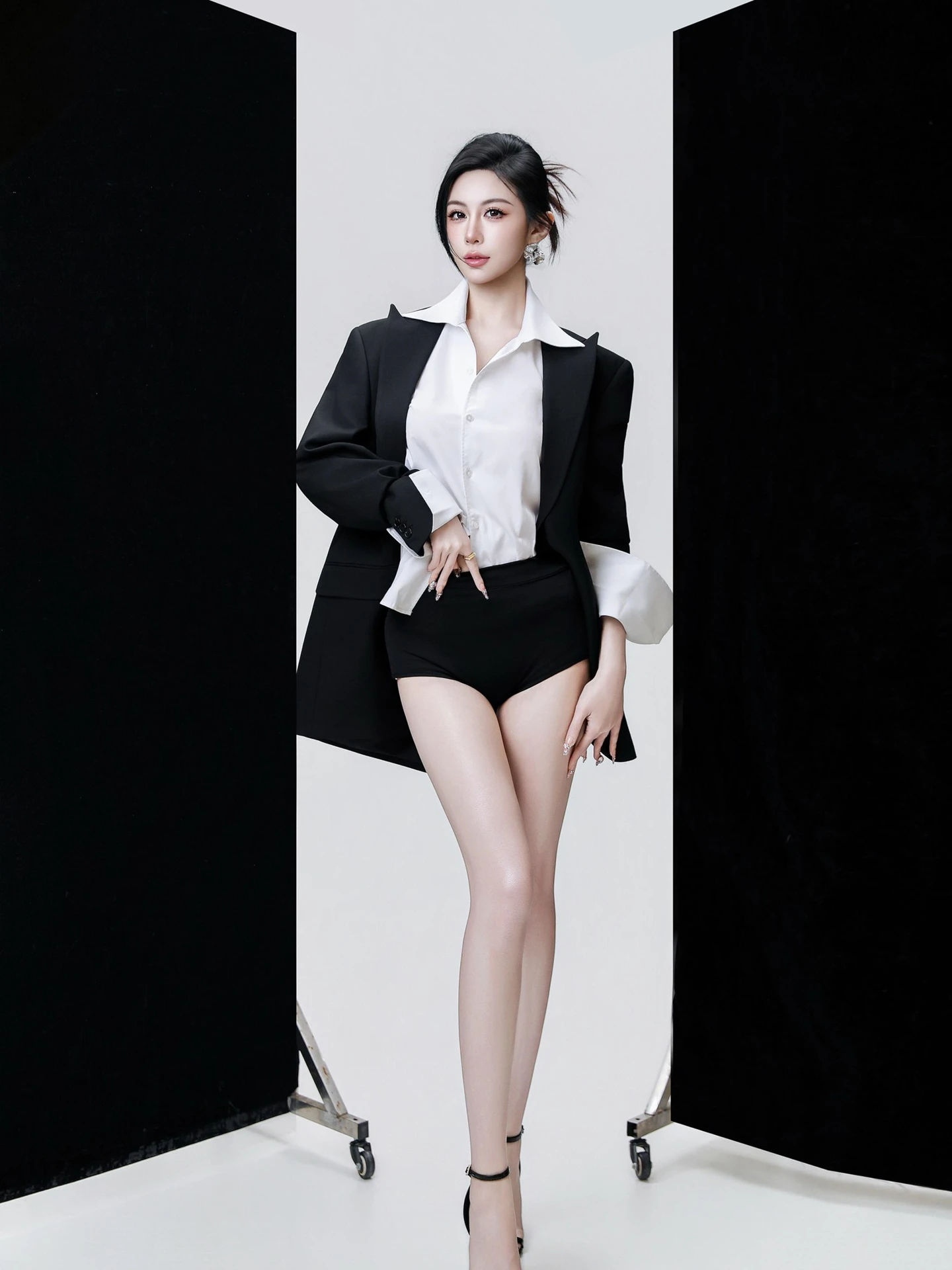 2026 New Fashionable Studio Portrait High-End Suit Women's Clothing Professional Image Photography Artistic Artwork
2026 New Fashionable Studio Portrait High-End Suit Women's Clothing Professional Image Photography Artistic Artwork