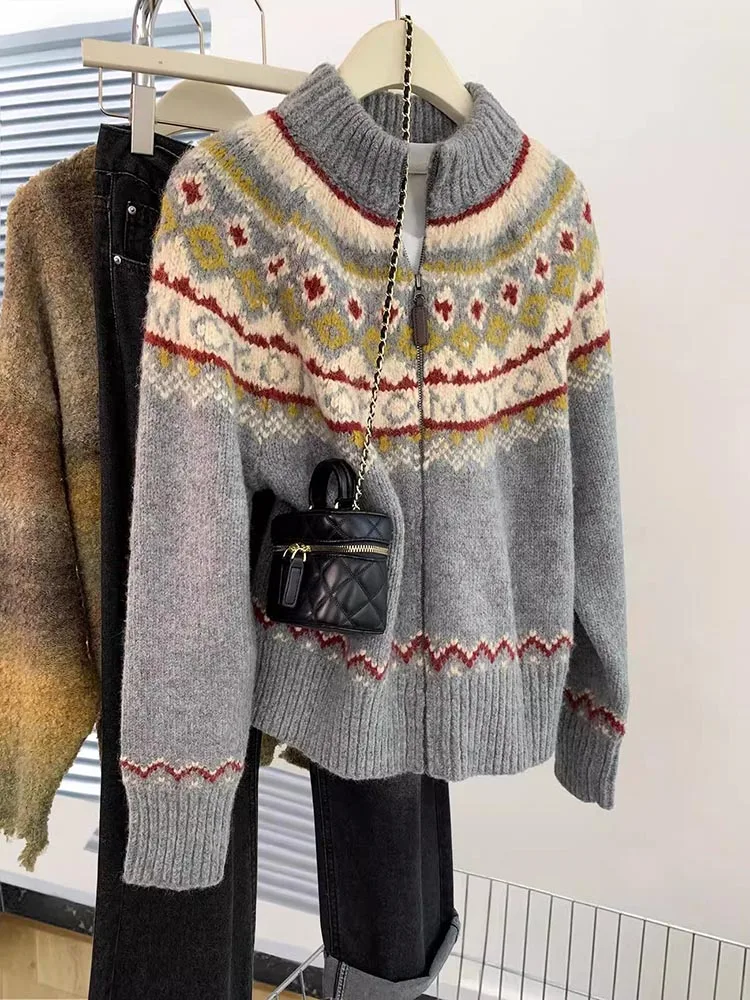 Women Fashion Retro Jacquard Knitted Cardigan Loose Warm Sweaters Autumn Winter New Vintage Casual O-neck Sweater Coat
Women Fashion Retro Jacquard Knitted Cardigan Loose Warm Sweaters Autumn Winter New Vintage Casual O-neck Sweater Coat