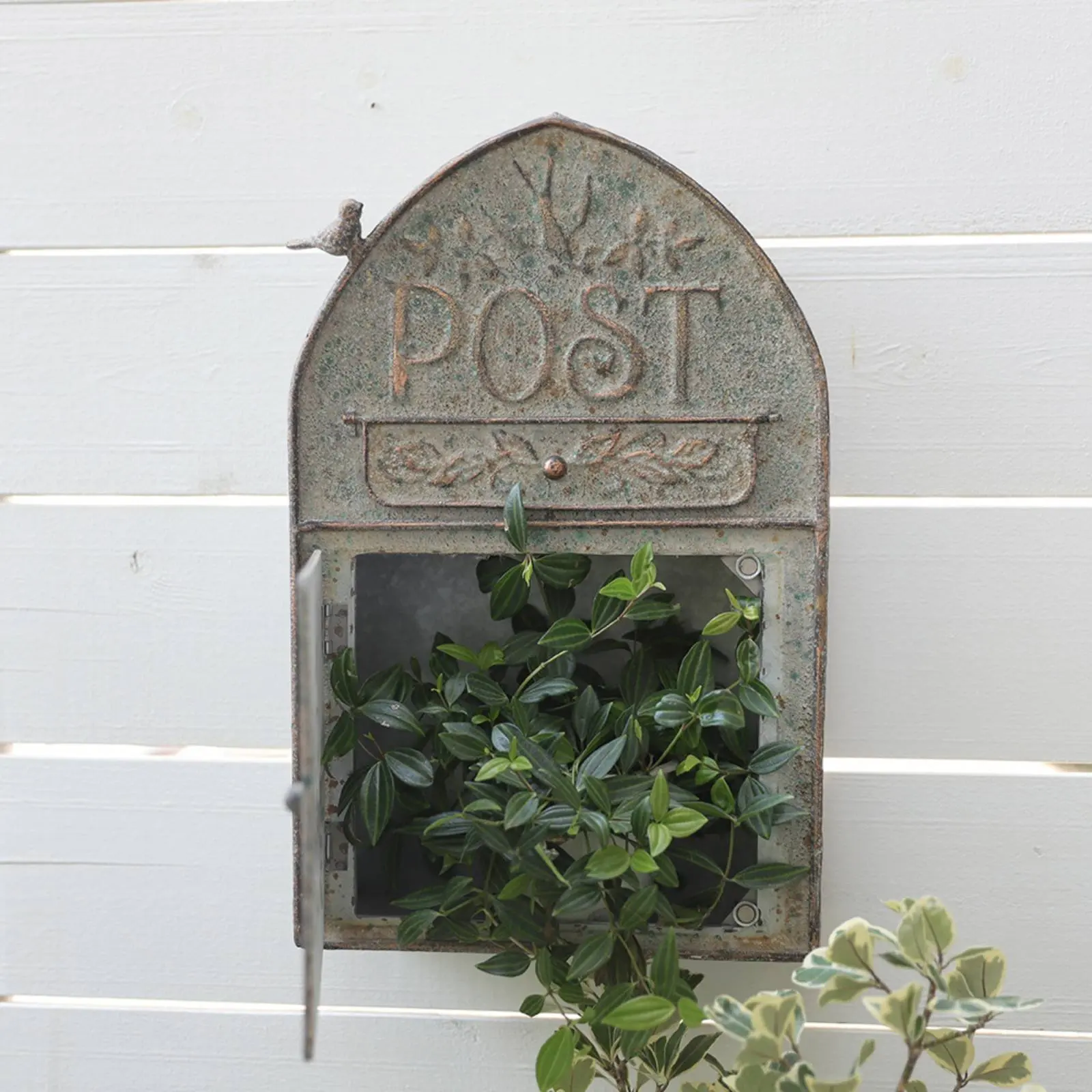Retro Iron Mailbox Distressed Finish Vintage Design Mailbox Decorative Garden Letter Receptacle Event Card Collection
Retro Iron Mailbox Distressed Finish Vintage Design Mailbox Decorative Garden Letter Receptacle Event Card Collection